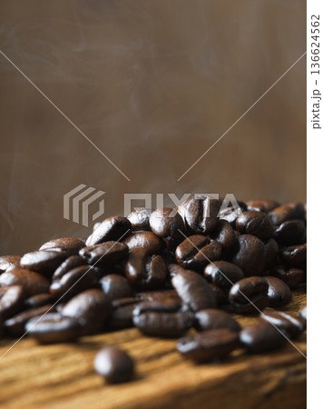 焙煎された珈琲豆のクローズアップ 136624562