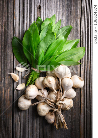 Rustic wooden table with a bunch of fresh bear s garlic Rustic wooden table with a bunch of fresh bear s garlic 136624674
