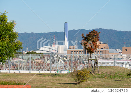 【松原・天美】今池水みらいセンターからの展望・平野工場の煙突と阪南大学・信貴生駒山系を望む秋景 【松原・天美】今池水みらいセンターからの展望・平野工場の煙突と阪南大学・信貴生駒山系を望む秋景 136624736