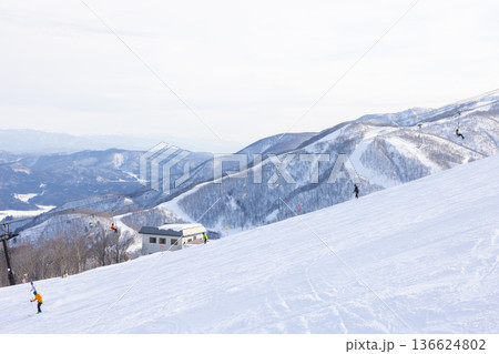長野県白馬村の八方尾根スキー場のゲレンデと風景 長野県白馬村の八方尾根スキー場のゲレンデと風景 136624802