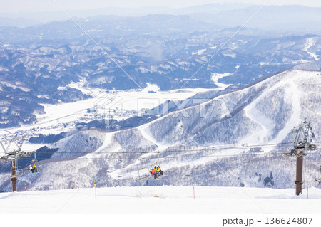 長野県白馬村の八方尾根スキー場のゲレンデと風景 長野県白馬村の八方尾根スキー場のゲレンデと風景 136624807