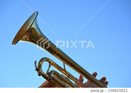 晴れた日の青空とトランペット 136625021