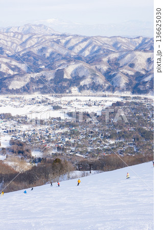 長野県白馬村の八方尾根スキー場のゲレンデと風景 136625030