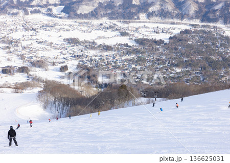 長野県白馬村の八方尾根スキー場のゲレンデと風景 長野県白馬村の八方尾根スキー場のゲレンデと風景 136625031