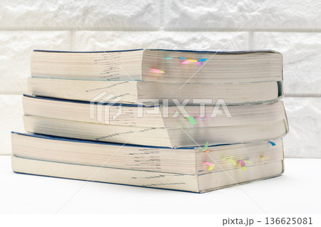 沢山の付箋紙が貼られた使いこまれた参考書 136625081