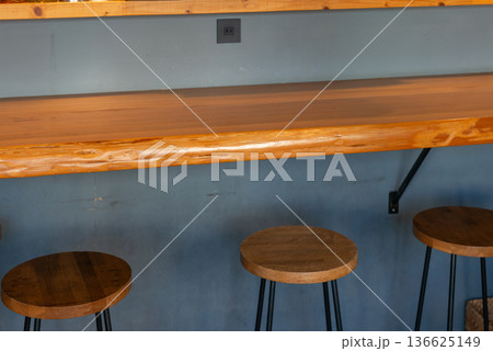 カフェのカウンター席と木製スツールが並ぶ店内の風景 136625149