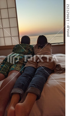 夫婦で夕日を眺める幸せな時間 夫婦で夕日を眺める幸せな時間 136625152
