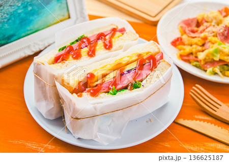 ボロニアソーセージハムと卵サンド 136625187