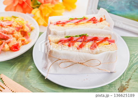 ボロニアソーセージハムと卵サンド 136625189