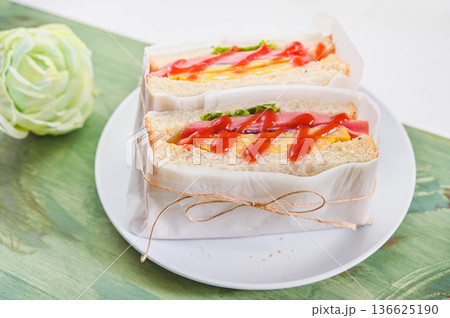 ボロニアソーセージハムと卵サンド ボロニアソーセージハムと卵サンド 136625190