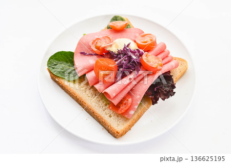 食パンに乗せた野菜とハム 食パンに乗せた野菜とハム 136625195