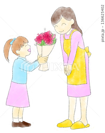 母親に花束を渡す女の子 136625402