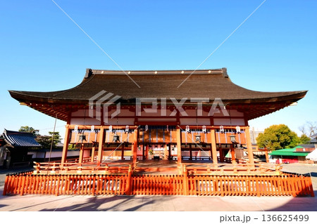 京都府　伏見稲荷大社　外拝殿（重要文化財） 京都市伏見区深草藪之内町 136625499
