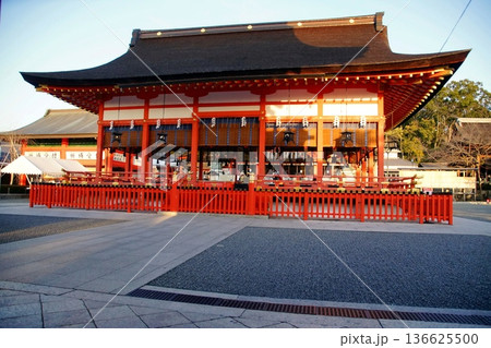 京都府 伏見稲荷大社 外拝殿(重要文化財) 京都市伏見区深草藪之内町 京都府 伏見稲荷大社 外拝殿(重要文化財) 京都市伏見区深草藪之内町 136625500