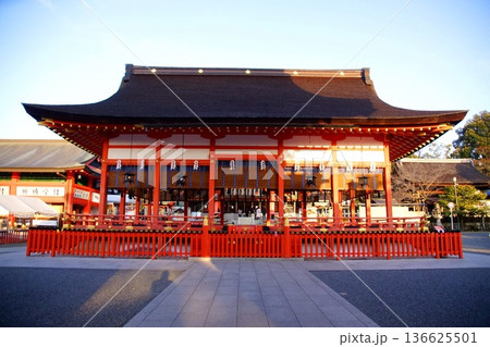 京都府　伏見稲荷大社　外拝殿（重要文化財） 京都市伏見区深草藪之内町 136625501