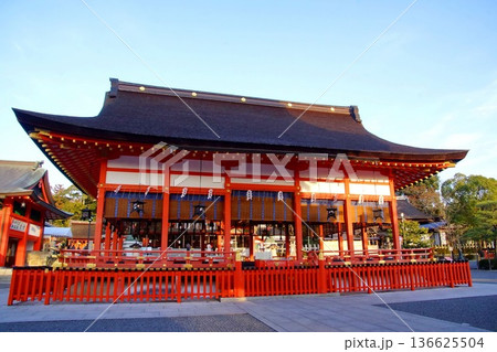 京都府　伏見稲荷大社　外拝殿（重要文化財） 京都市伏見区深草藪之内町 136625504