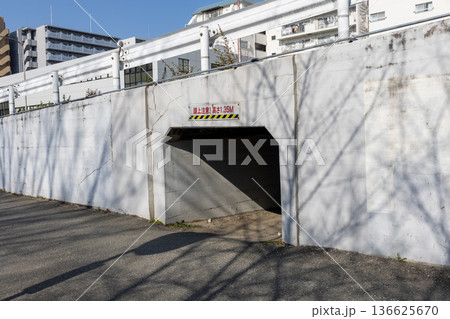 道路の下の通路（トンネル） 136625670