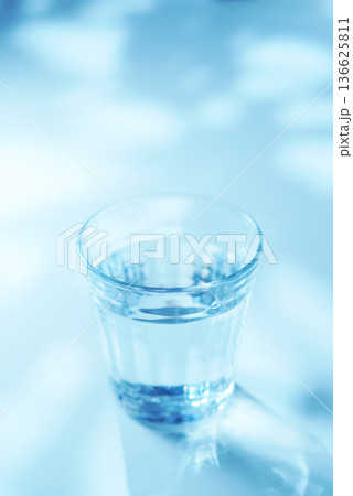 朝のグラスに注がれたミネラルウォーター 136625811