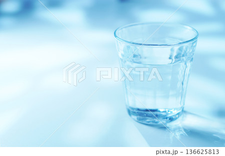 朝のグラスに注がれたミネラルウォーター 136625813