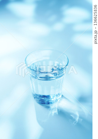 朝のグラスに注がれたミネラルウォーター 朝のグラスに注がれたミネラルウォーター 136625836