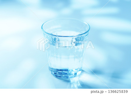 朝のグラスに注がれたミネラルウォーター 136625839