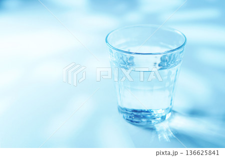 朝のグラスに注がれたミネラルウォーター 136625841