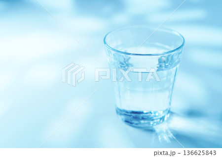 朝のグラスに注がれたミネラルウォーター 136625843