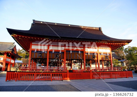 京都府　伏見稲荷大社　外拝殿（重要文化財） 京都市伏見区深草藪之内町 136626732