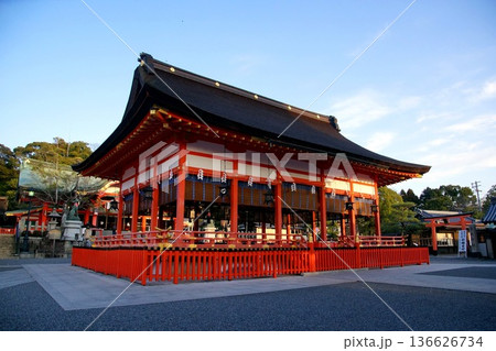 京都府　伏見稲荷大社　外拝殿（重要文化財） 京都市伏見区深草藪之内町 136626734