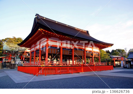 京都府　伏見稲荷大社　外拝殿（重要文化財） 京都市伏見区深草藪之内町 136626736