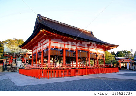 京都府 伏見稲荷大社 外拝殿(重要文化財) 京都市伏見区深草藪之内町 京都府 伏見稲荷大社 外拝殿(重要文化財) 京都市伏見区深草藪之内町 136626737