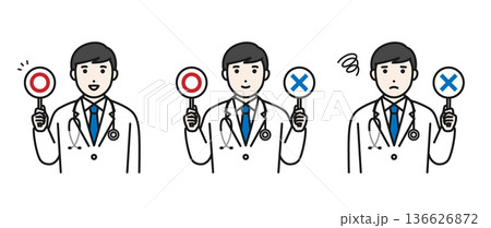 まるばつ札を持つ男性医師 まるばつ札を持つ男性医師 136626872