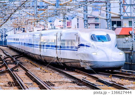 日本の横浜都市景観インバウンド続く…新横浜駅に差しかかる新幹線などを望む 日本の横浜都市景観インバウンド続く…新横浜駅に差しかかる新幹線などを望む 136627444