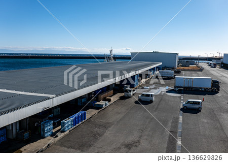 静岡県焼津市の小川漁港にある地方卸売市場の全景と青く広がる駿河湾 136629826