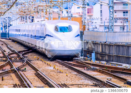 日本の横浜都市景観インバウンド続く…新横浜駅に差しかかる新幹線(下り・N700S)や分岐器などを望む 日本の横浜都市景観インバウンド続く…新横浜駅に差しかかる新幹線(下り・N700S)や分岐器などを望む 136630070