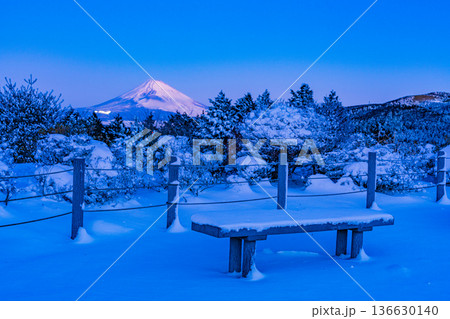 （静岡県）十国峠の雪景色　富士山眺望 136630140