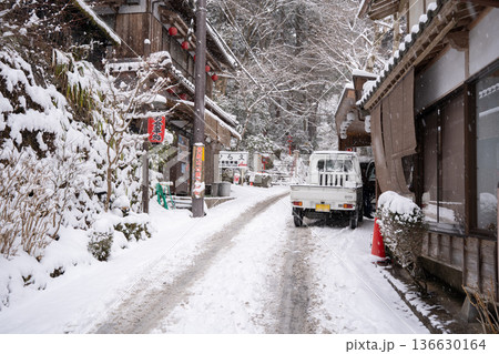 冬の雪道 冬の雪道 136630164