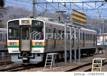 電留線で待機する飯田線213系5000番台普通電車2両 電留線で待機する飯田線213系5000番台普通電車2両 136630393