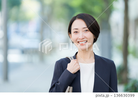 通勤するビジネスマン女性 通勤するビジネスマン女性 136630399