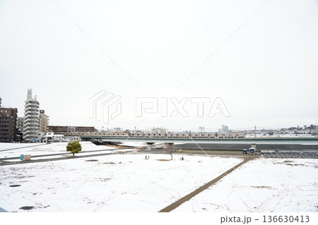雪の多摩川河川敷と東急東横線・東急目黒線|丸子橋周辺の冬の都市リバーサイド風景 雪の多摩川河川敷と東急東横線・東急目黒線|丸子橋周辺の冬の都市リバーサイド風景 136630413