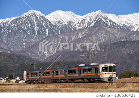 飯田線を走る313系3000番台普通電車2両 136630425