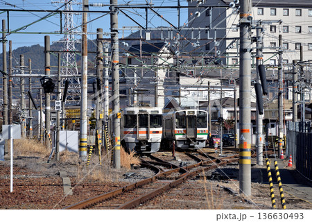 車両基地に留置中の飯田線普通電車 136630493