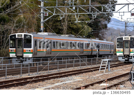 電留線で待機する飯田線213系5000番台普通電車2両 電留線で待機する飯田線213系5000番台普通電車2両 136630495