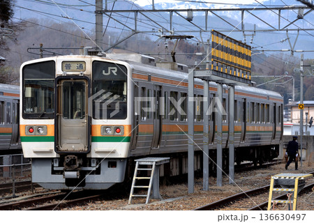 電留線で待機する飯田線213系5000番台普通電車2両 電留線で待機する飯田線213系5000番台普通電車2両 136630497