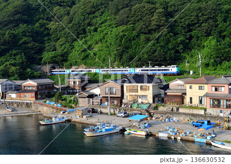 小さな漁港と特急いなほ 136630532