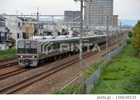 JR京都線を走る207系普通電車7両 JR京都線を走る207系普通電車7両 136630535
