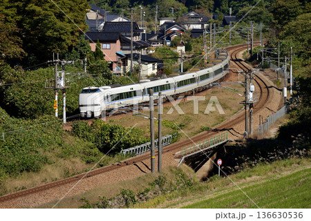 俱利伽羅峠を行く683系特急サンダーバード9両 俱利伽羅峠を行く683系特急サンダーバード9両 136630536