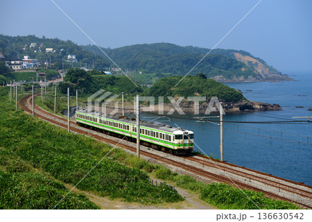 信越本線を走る115系普通電車3両 信越本線を走る115系普通電車3両 136630542