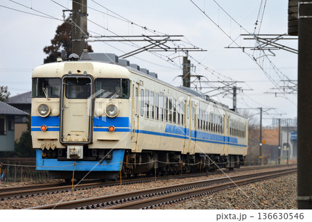 旧北陸本線を走る475系普通電車3両 旧北陸本線を走る475系普通電車3両 136630546