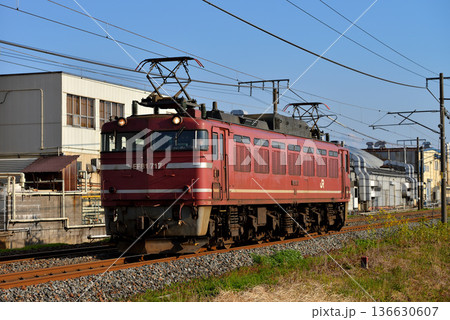 信越線を走るEF81717電気機関車 136630607